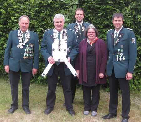 Königschießen 2014 v.l.n.r.: Ewald Klöckner (Scheibenkönig), Marlene und Walter Kasper (Königspaar 2014), dahinter Uwe Sesterhenn (Vereinsmeister Dreistellungskampf KK), Markus Sesterhenn (Vereinsmeister KK)