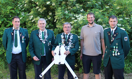 Königschießen 2015 v.l.n.r.: Stefan Noll (Schießmeister), Walter Kasper (Scheibenkönig), Günter Schäfer (Schützenkönig), Uwe Sesterhenn (Vereinsmeister Dreistellungskampf KK), Markus Sesterhenn (1. Brudermeister)